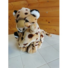 Peluche léopard beige 29 cm avec son bébé dans la bouche très bonne qualité prix déstockage