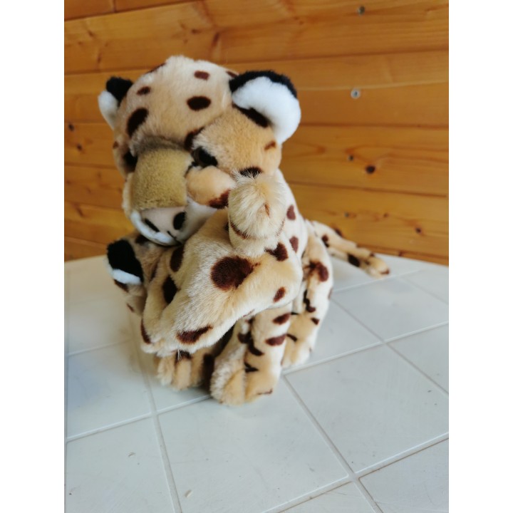Peluche léopard beige 29 cm avec son bébé dans la bouche très bonne qualité prix déstockage