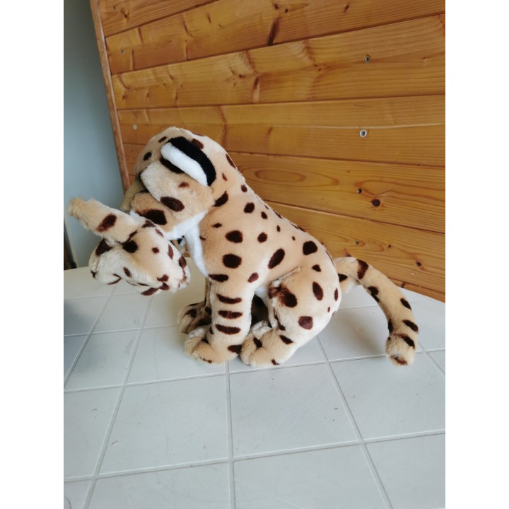 Peluche léopard beige 29 cm avec son bébé dans la bouche très bonne qualité prix déstockage