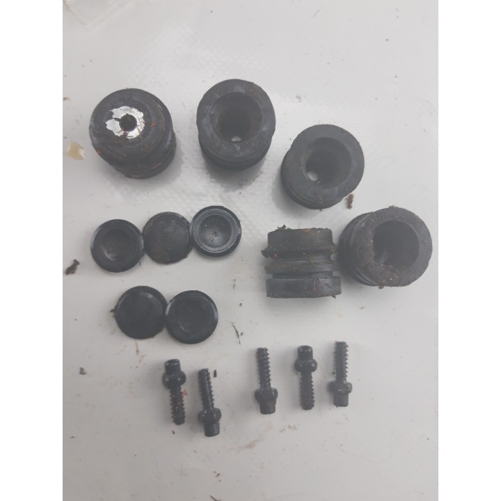 Silentblocs lot de 5 +5 caches+ 5 vis tronçonneuse 490 iseki shindaiwa  occasion