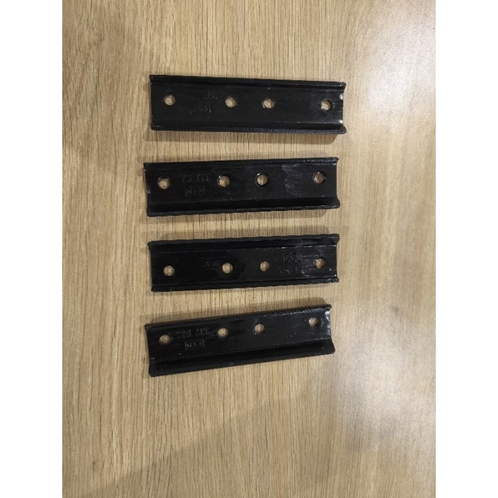 Plaques de débourrage lame motofaucheuse ESM lot de 4 -modéle en U neuves démontées de sur une lame